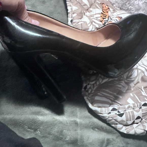 Pour La Victoire Glossy Black Heels - Picture 4 of 4